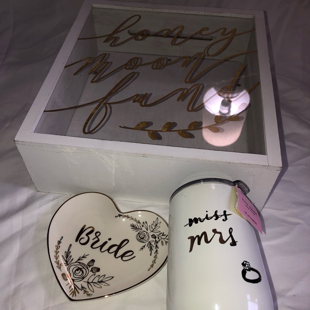 Bride Trinket Tray, Honeymoon Fund & Mrs Cups - Picture 3 of 4